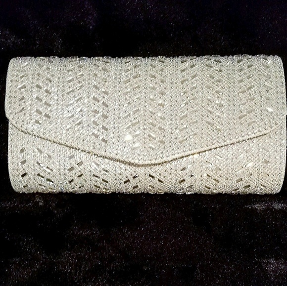 D'MARGEAUX Handbags - 🎀 3/$22 🎀 Silver Rhinestone Envelope Clutch